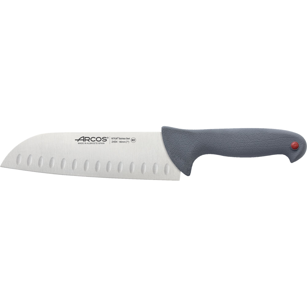 Santoku Colour Prof Manche PPG Arcos Lame alvéolée pour une meilleure coupe. Chaque couteau peut être identifié selon laliment à couper avec les clips de couleur en polypropylène, permettant un meilleur contrôle sanitaire pour les consommateurs, basé sur les normes européennes.