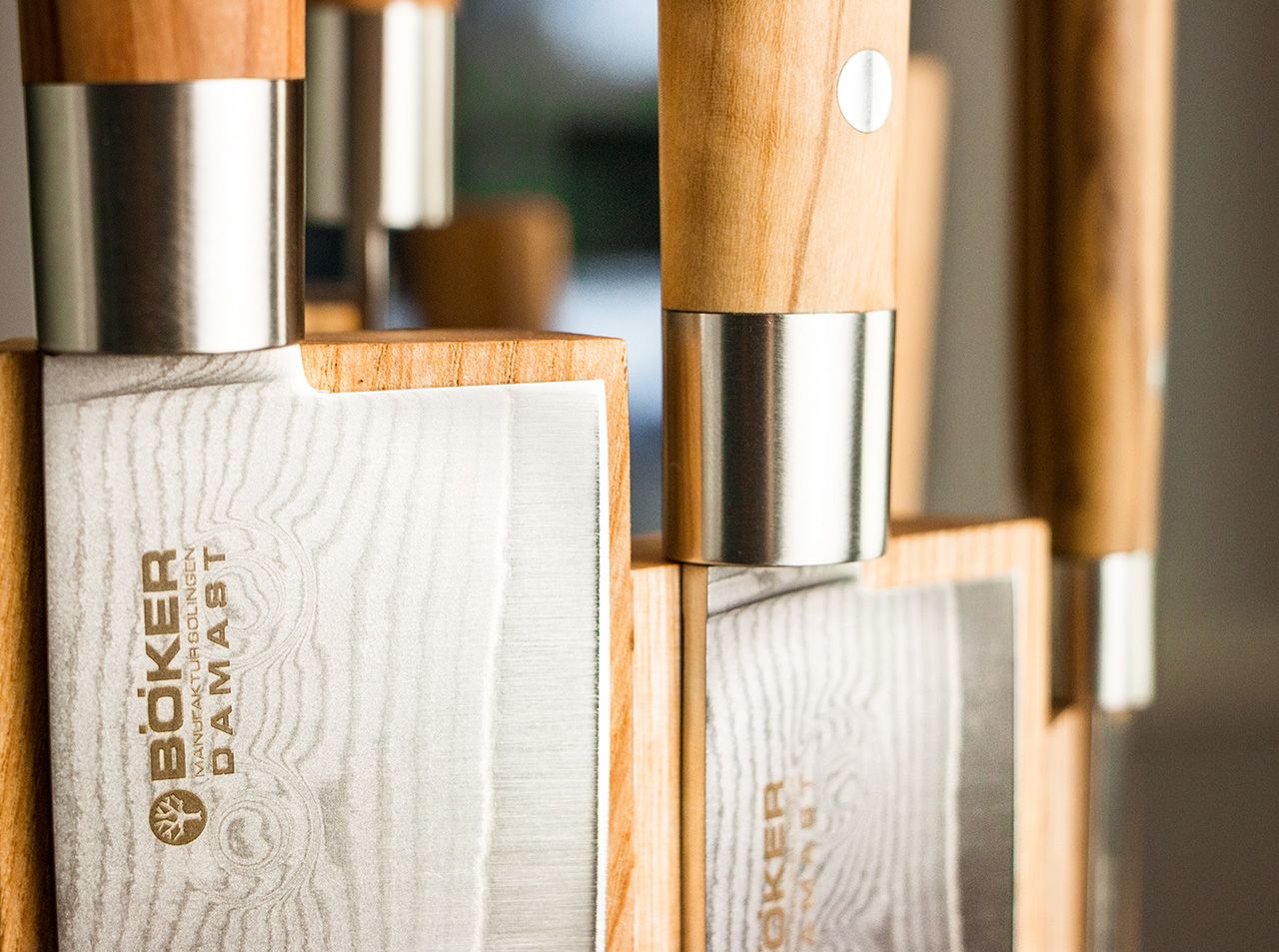 Set de couteaux 7 Pcs Damas Olive avec support magnétique en bois de frêne  - Boker Magnum